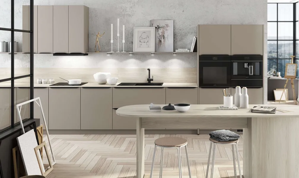 Cuisine taupe avec poignées noires intégrées sur le chant