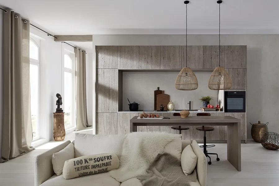 Cuisine pont tout en bois clair ouverte sur la pièce de vie