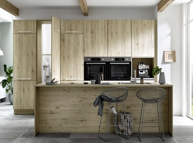 Cuisine bois avec accès au cellier pratique et discret