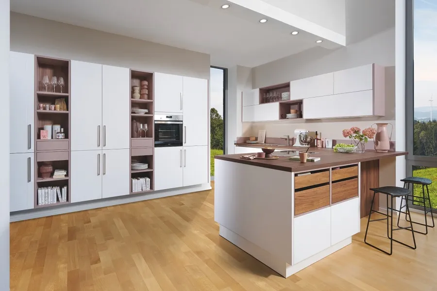 Cuisine lumineuse en bois, blanc et rose poudré