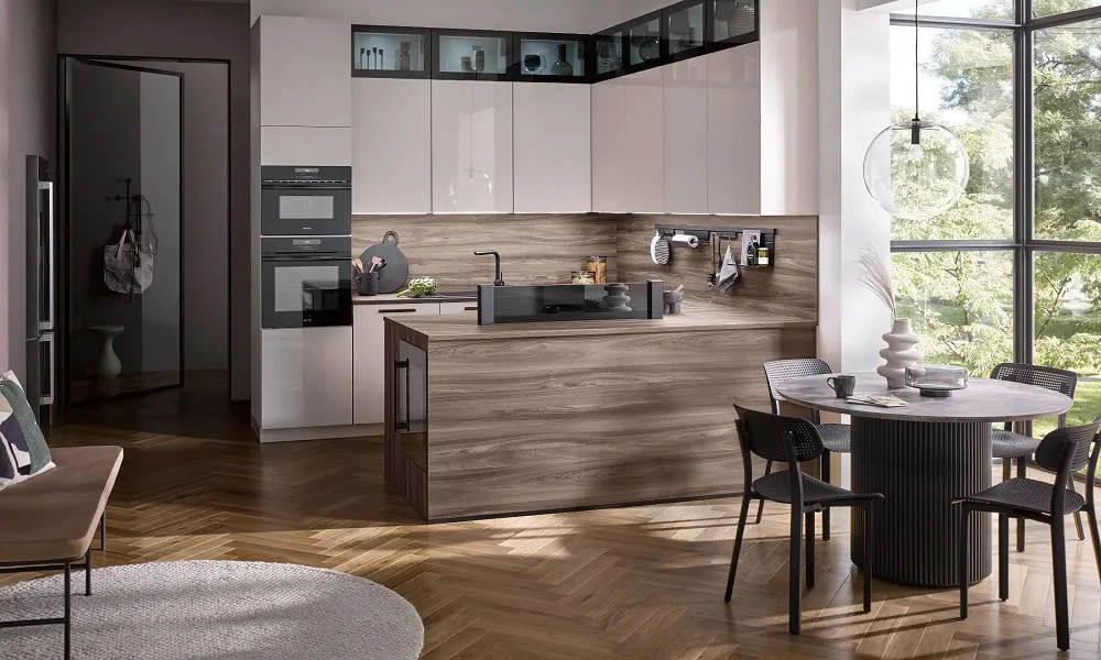 Cuisine en U avec vitrines noires et bois d’orme