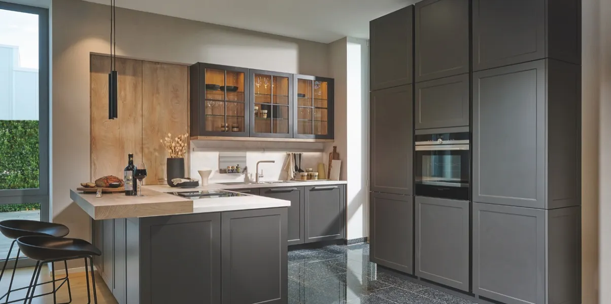 Cuisine anthracite avec bar bois et portes pliantes