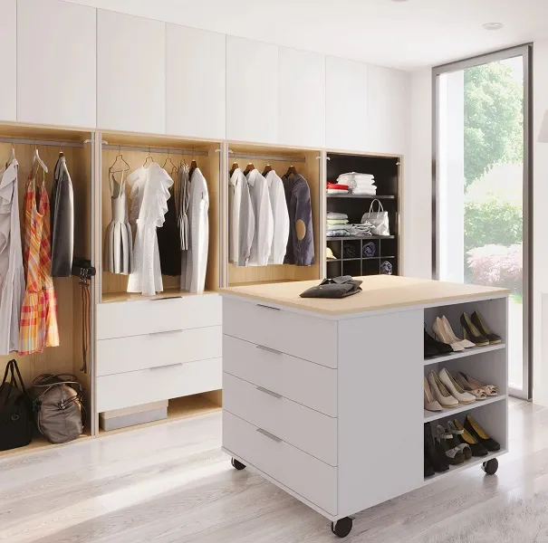 Grand dressing sur-mesure avec îlot mobile