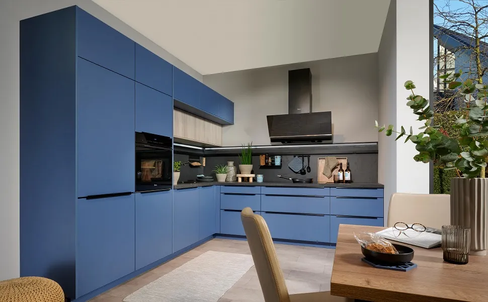 Cuisine bleue moderne avec mix bois et béton