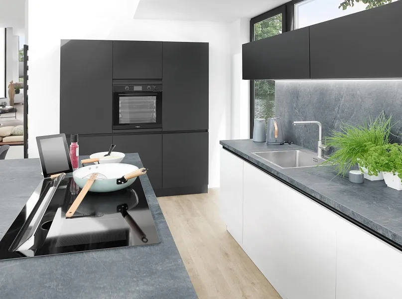 Cuisine intégrée avec plan de travail effet béton