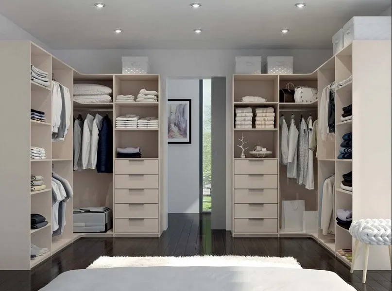 Dressing ouvert sur chambre parentale avec penderies