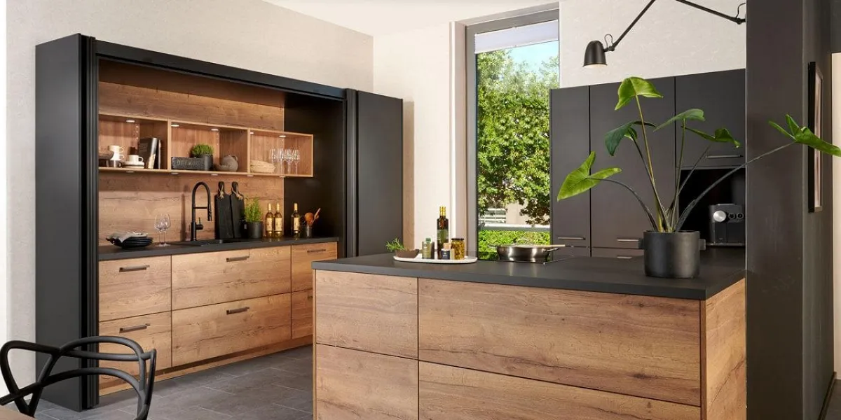Cuisine chaleureuse et astucieuse avec ses portes noires
