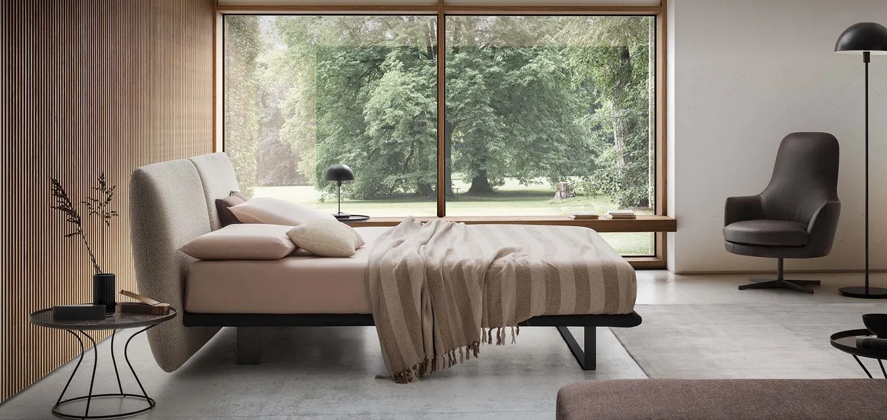 Lit design et aérien avec tête de lit coussins beige