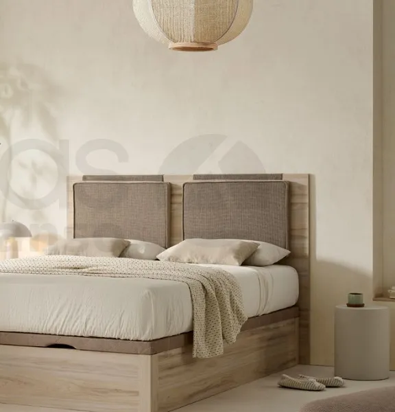 Tête de lit en bois et coussins coloris taupe.