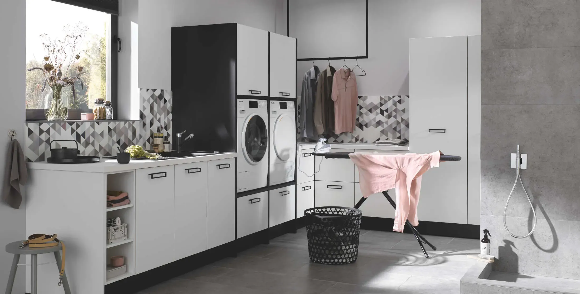 Buanderie bien aménagée : Noir et blanc