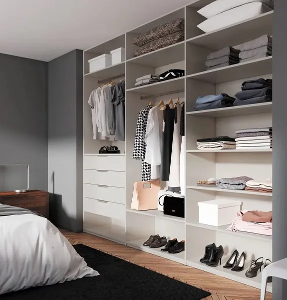 Dressing crème sur-mesure pratique ouvert sur chambre