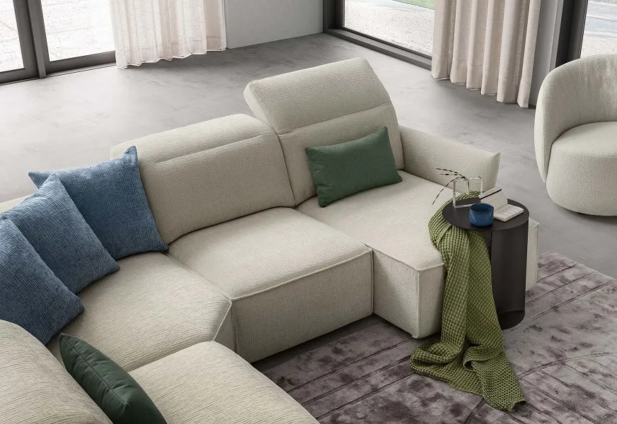 Canapé design : Canapé gris clair et coussins bleus,