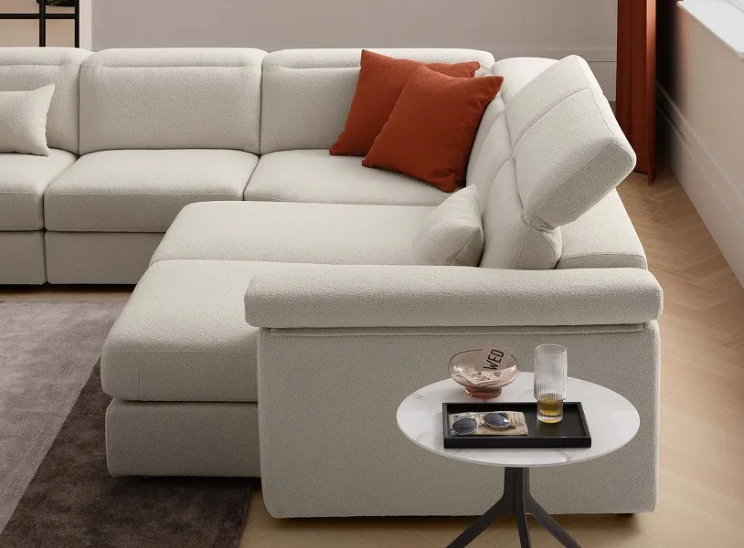 Canapé design : Canapé blanc avec coussins orange,