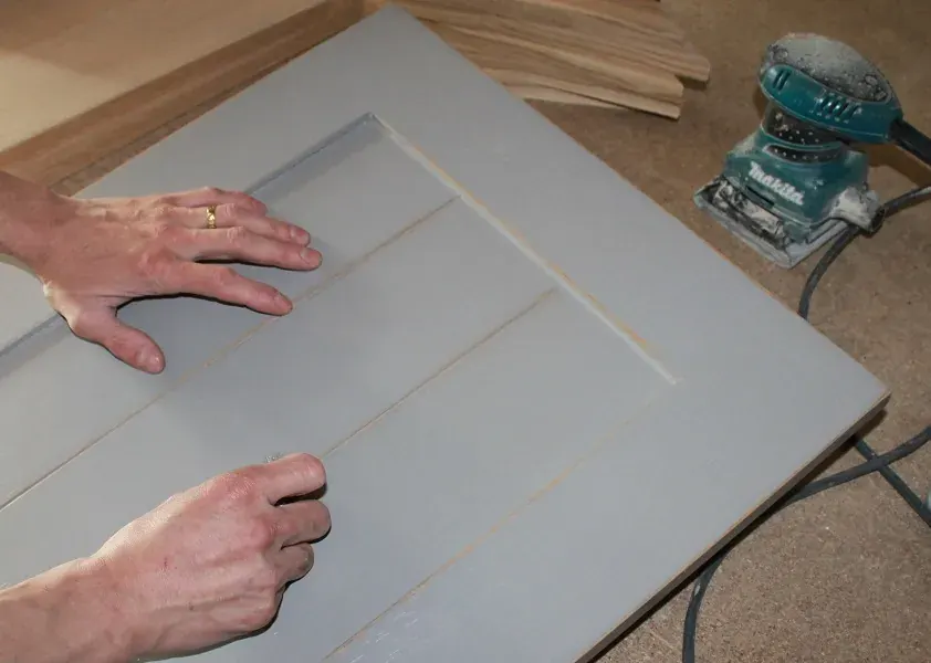 Préparation et ponçage d’une façade en atelier