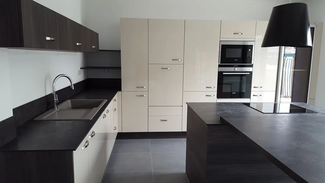 Cuisine sur-mesure à Verdun : îlot central et plan de travail compact